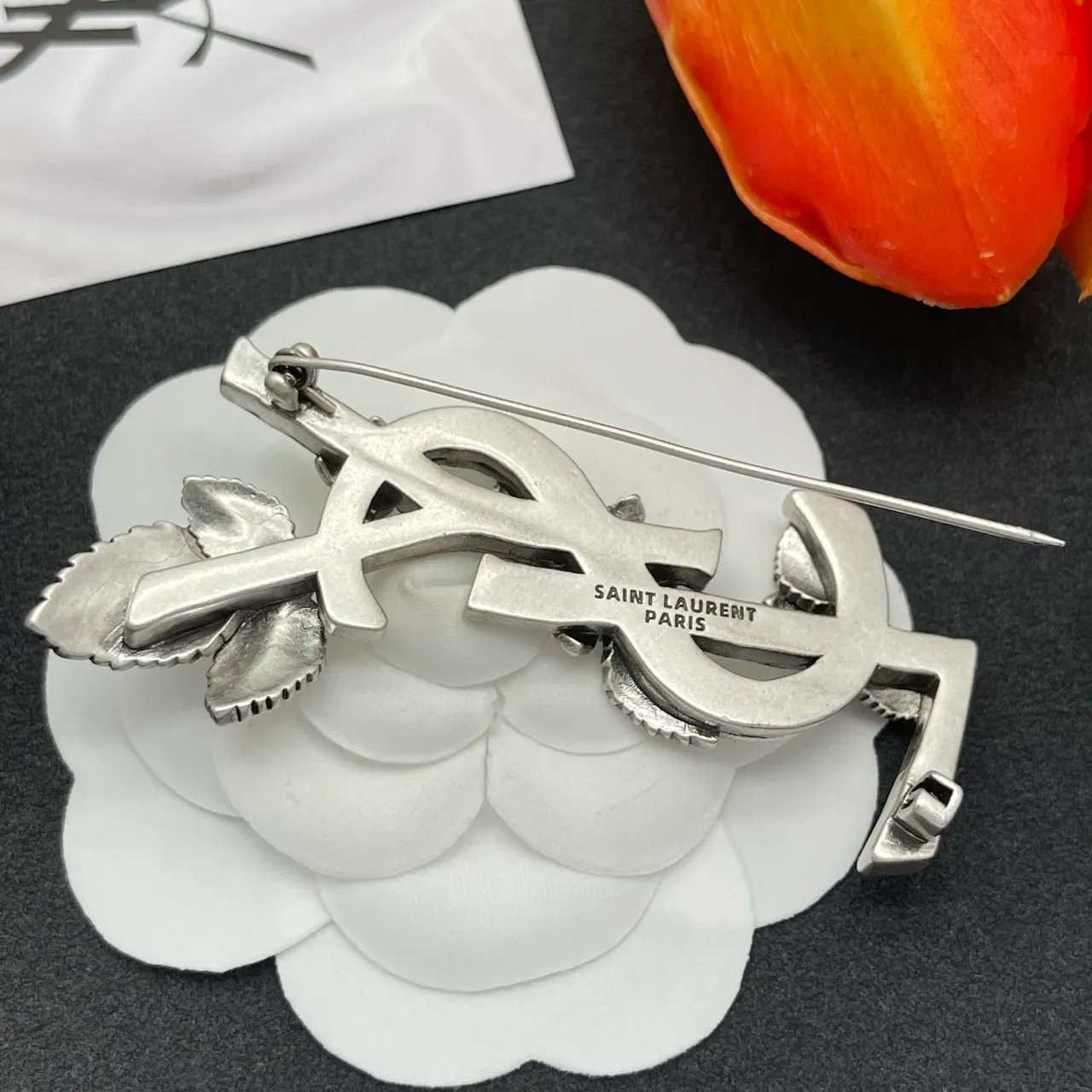 Broche de plata antigua con motivo floral de rama 4