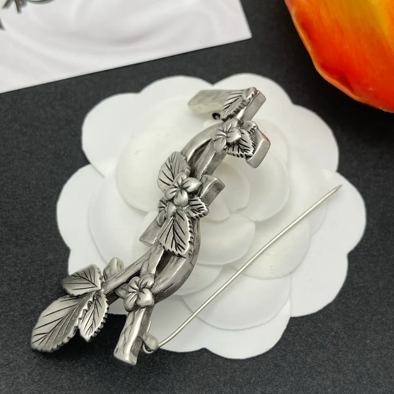 Broche de plata antigua con motivo floral de rama 5