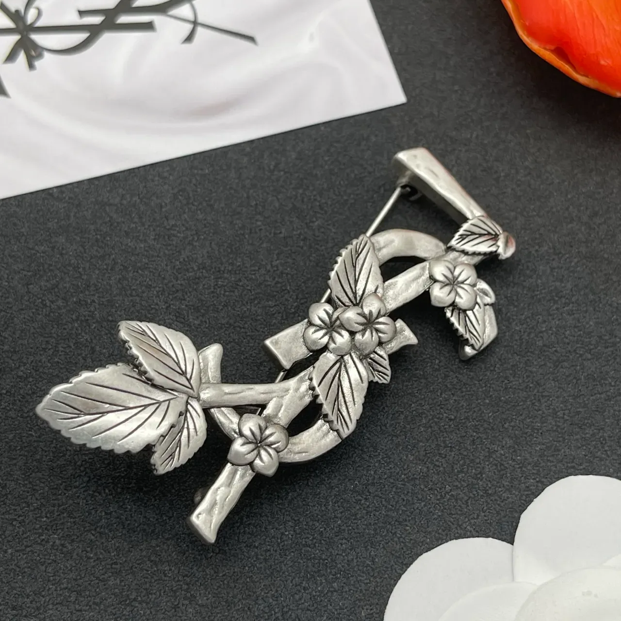 Broche de plata antigua con motivo floral de rama 6
