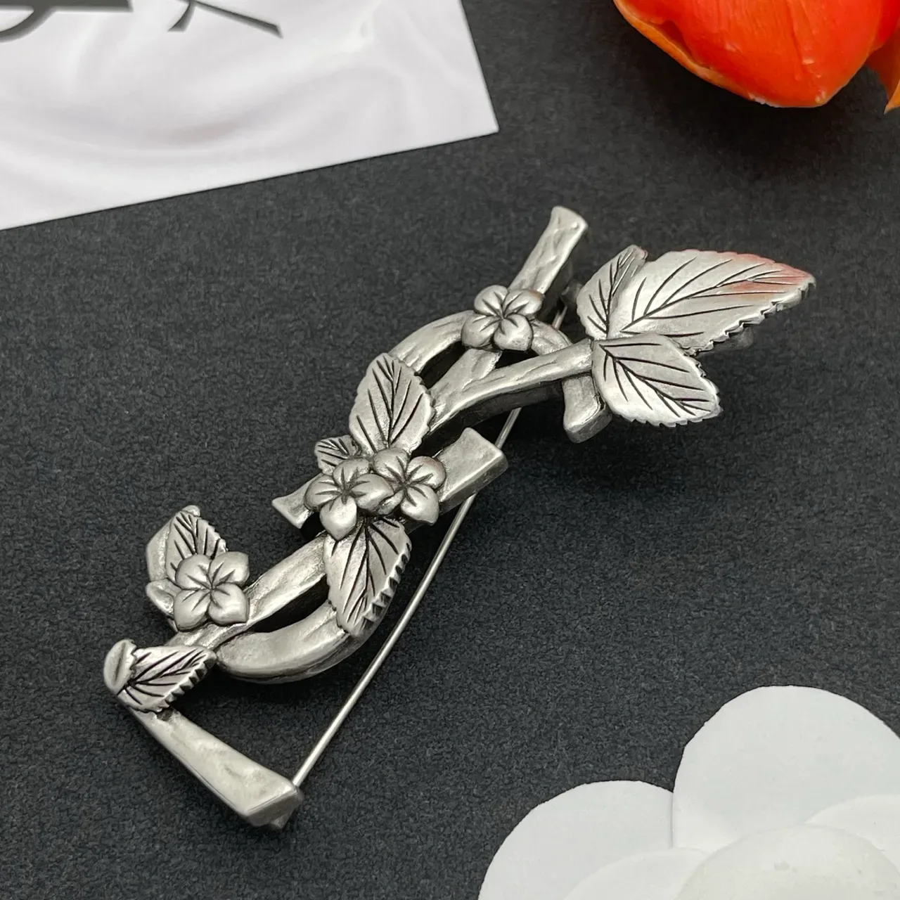 Broche de plata antigua con motivo floral de rama 7