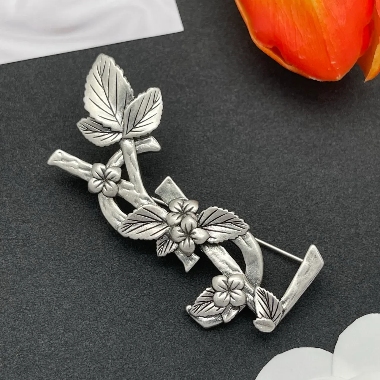 Broche de plata antigua con motivo floral de rama 8