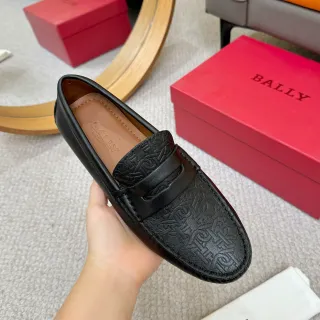 BALLY কালো বাদামি এমবসড জ্যামিতিক নকশা পেনি স্ট্র্যাপ লোফার