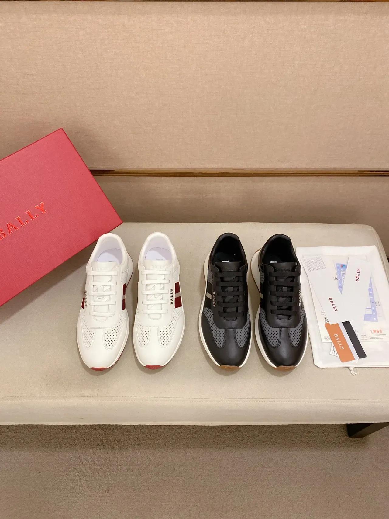 Bally أحذية رياضية نمط حياة أسود أبيض جلد مُثقب علوى لوحة جانبية مخططة 2