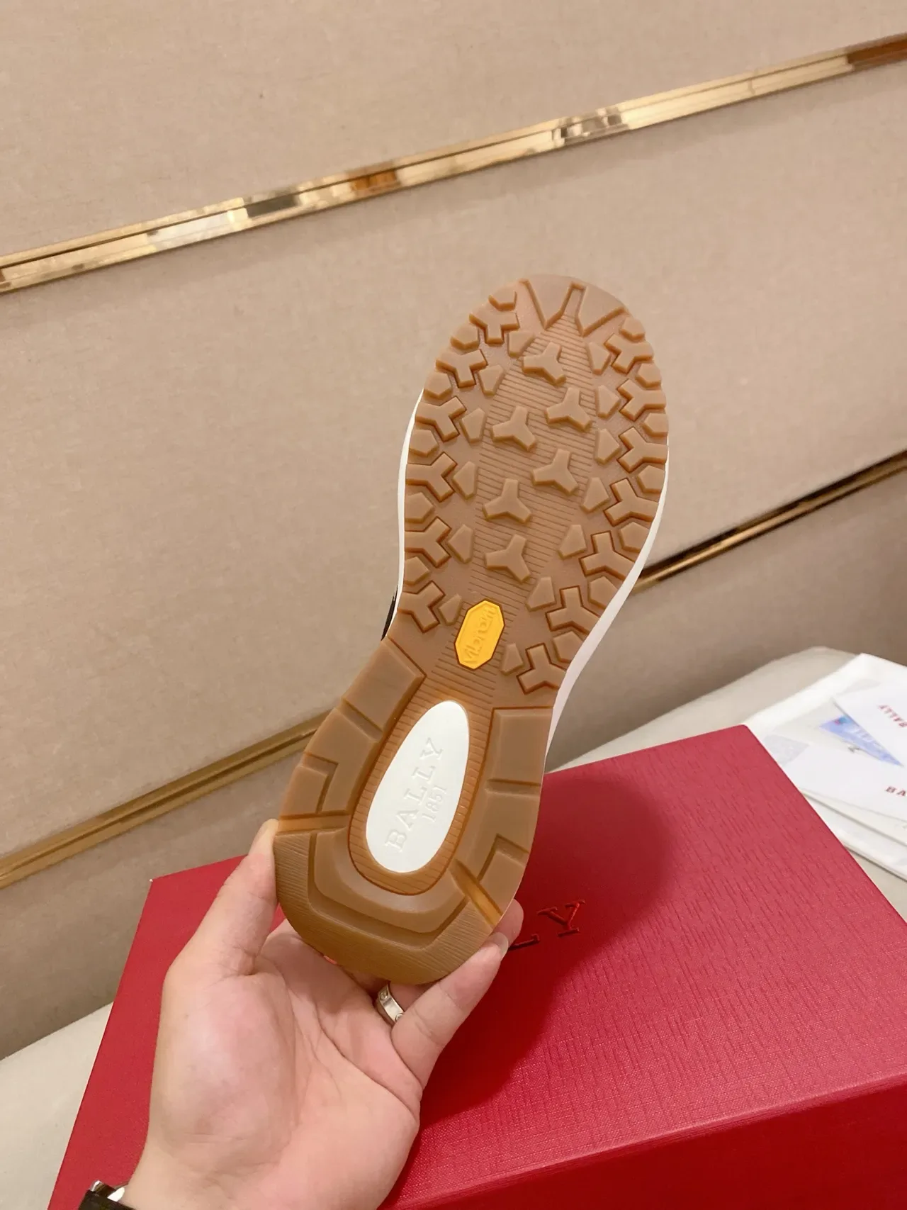 Bally أحذية رياضية نمط حياة أسود أبيض جلد مُثقب علوى لوحة جانبية مخططة 3
