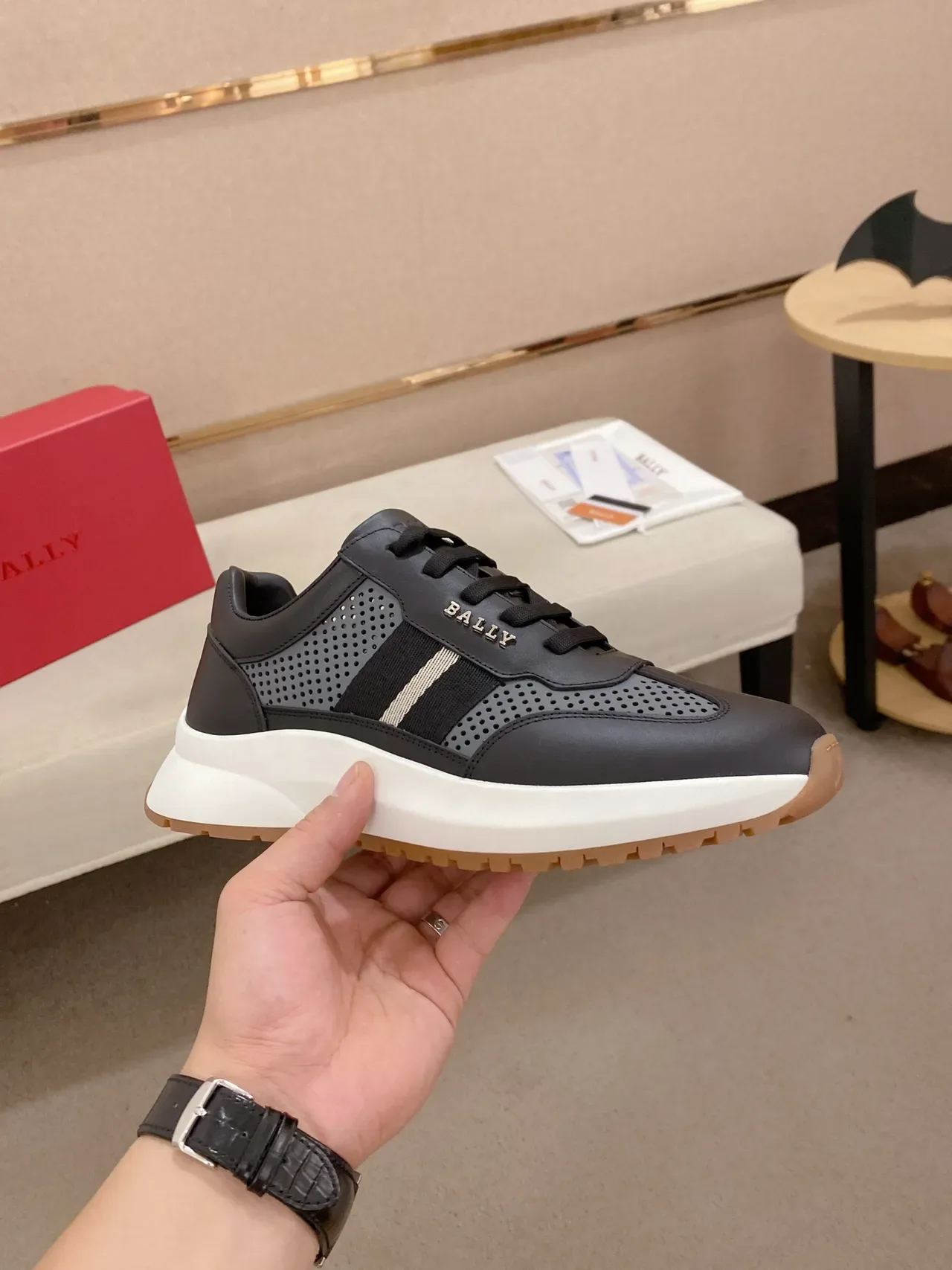 Bally أحذية رياضية نمط حياة أسود أبيض جلد مُثقب علوى لوحة جانبية مخططة 5