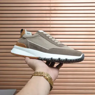 Tênis bege branco com upper de malha-suede em camadas e midsole esculpido