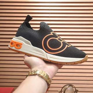 Tênis lifestyle slip-on com logo gráfico preto e laranja