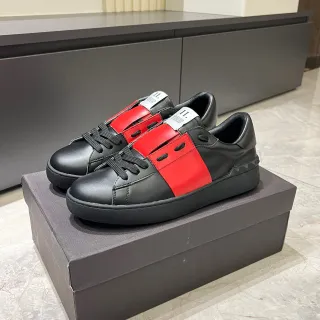 Tênis plataforma de couro preto e vermelho com tiras