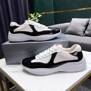Tênis lifestyle com plataforma em couro patentado e mesh preto e branco contrastante
