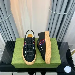 Tênis lifestyle preto e bege, upper canvas, sola goma com surcos