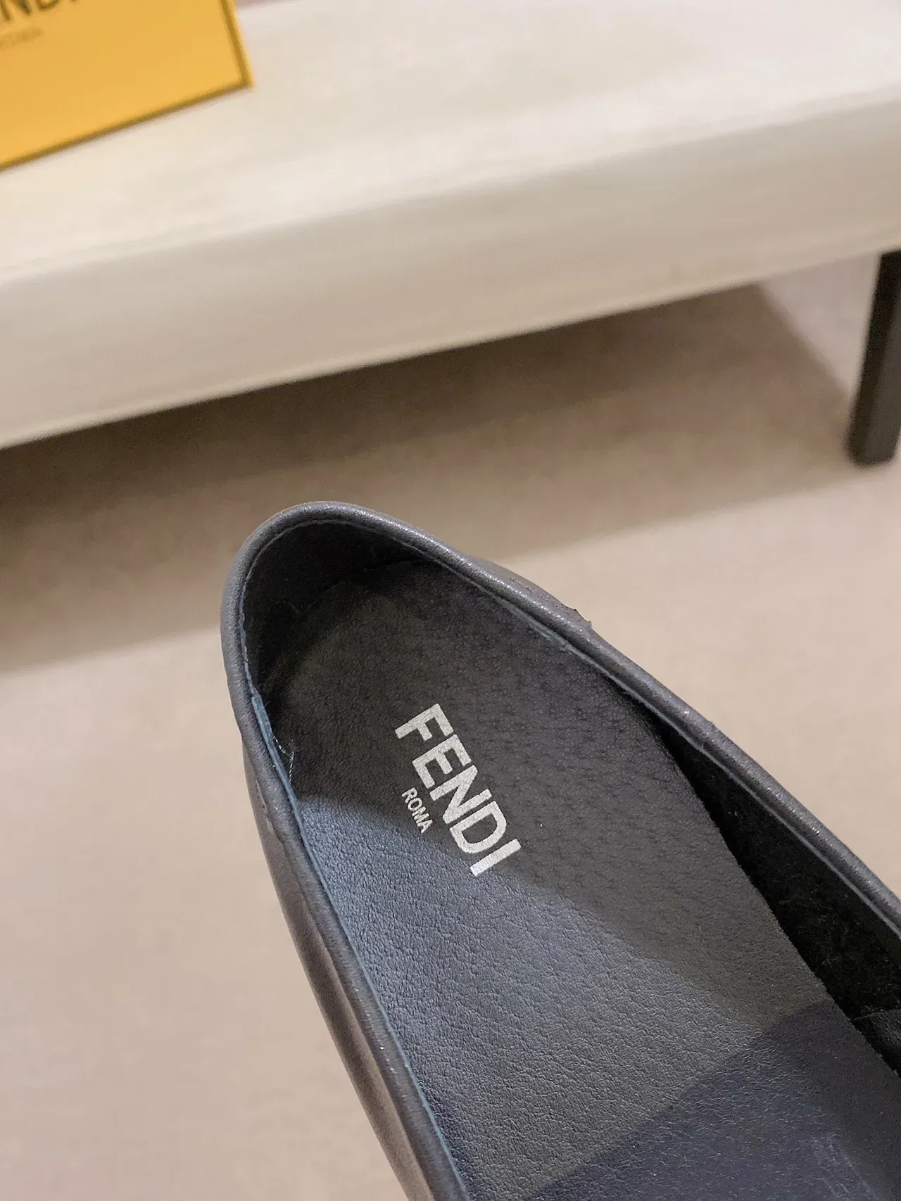 Noir Beige Cuir Brodé Motif Vamp Loafer 5