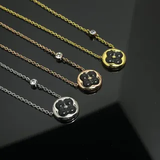 Pendentif Floral Quatrefoil en Or Noir avec Bisel Métal Poli, Collier