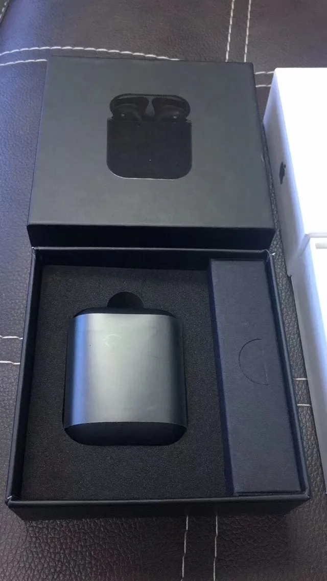 Caja de Carga Compacta de Acabado Negro y Gris Mate TWS Earbuds 2