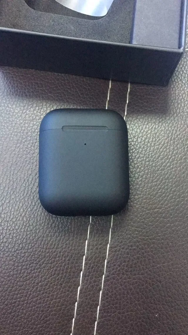 Caja de Carga Compacta de Acabado Negro y Gris Mate TWS Earbuds 3
