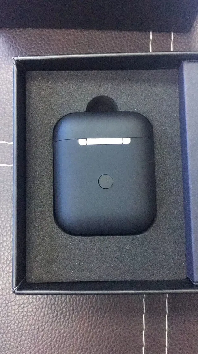 Caja de Carga Compacta de Acabado Negro y Gris Mate TWS Earbuds 4