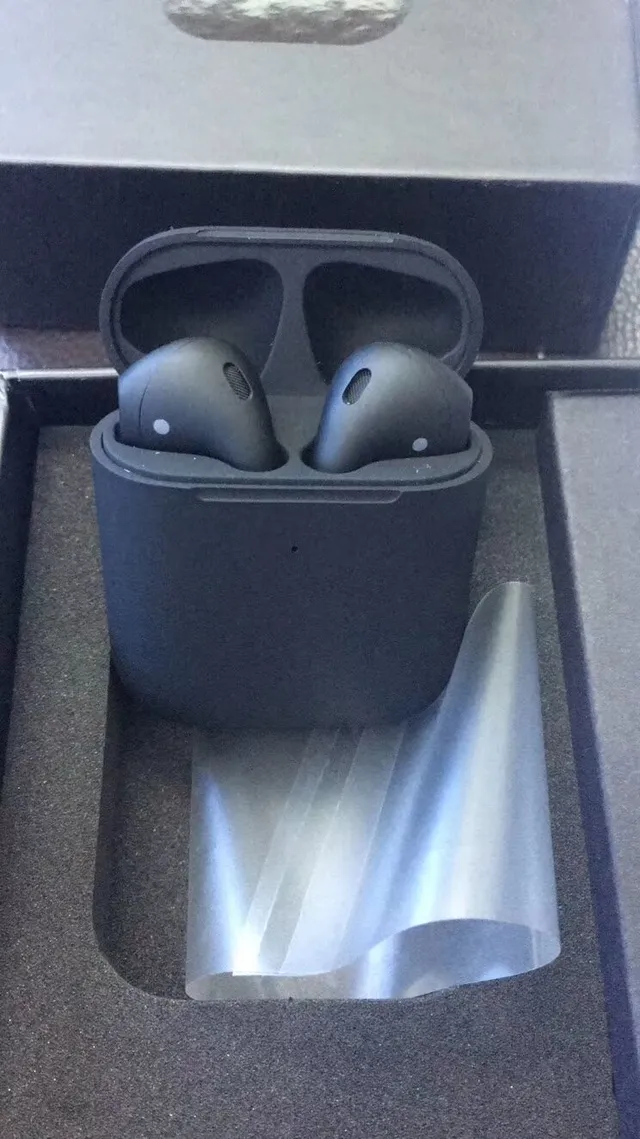 Caja de Carga Compacta de Acabado Negro y Gris Mate TWS Earbuds 5