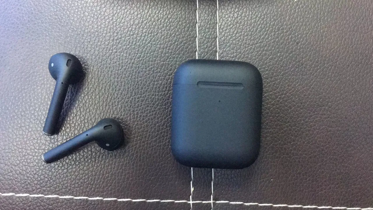 Caja de Carga Compacta de Acabado Negro y Gris Mate TWS Earbuds 6