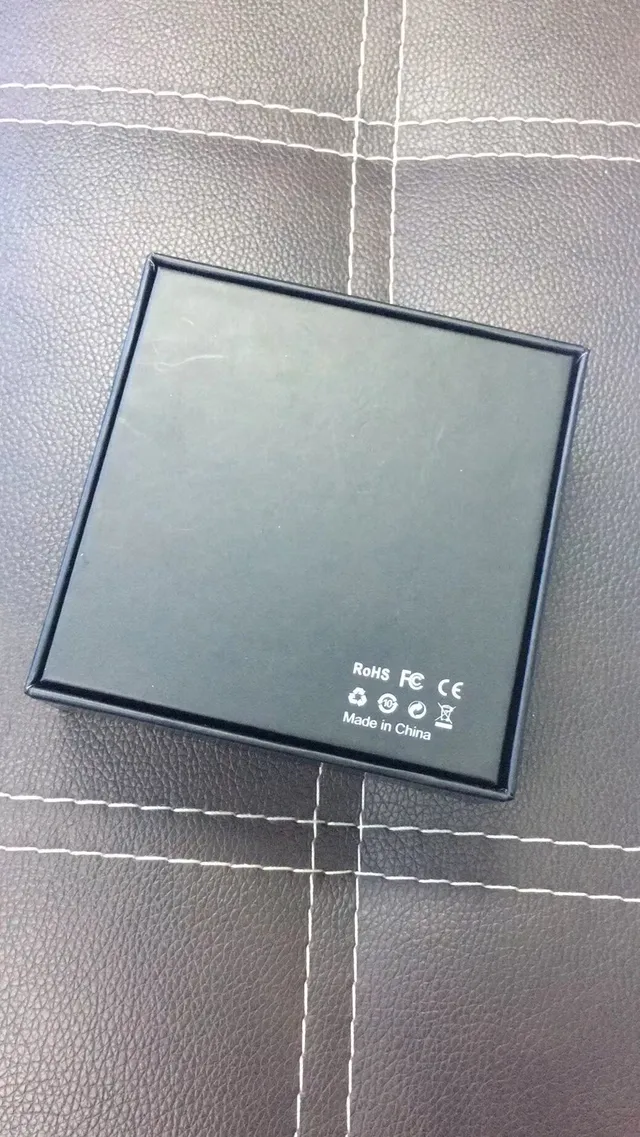 Caja de Carga Compacta de Acabado Negro y Gris Mate TWS Earbuds 8