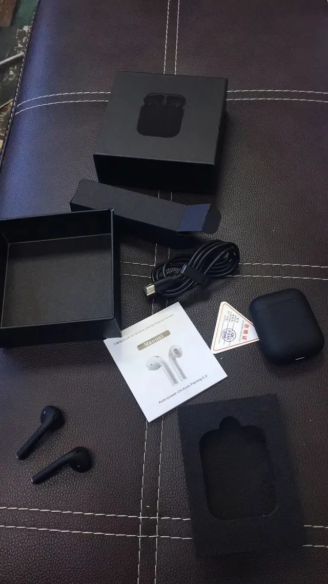 Caja de Carga Compacta de Acabado Negro y Gris Mate TWS Earbuds 9