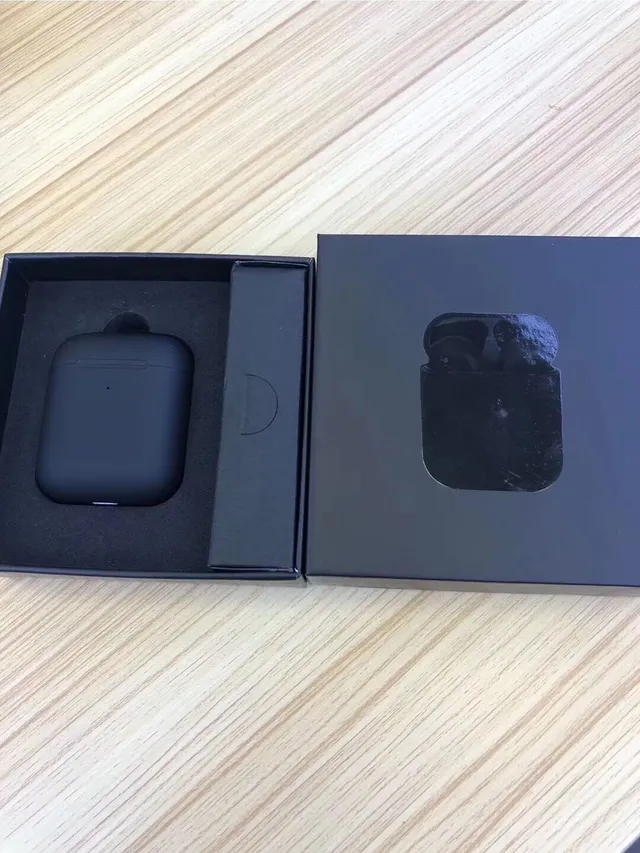 Caja de Carga Compacta de Acabado Negro y Gris Mate TWS Earbuds 11