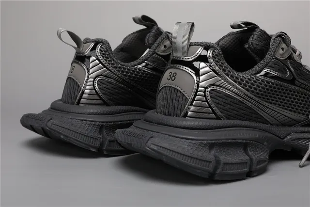 Chaussures chunky noires et grises, upper en maille et panneaux synthétiques panelés, semelle en caoutchouc sculptée oversized 2