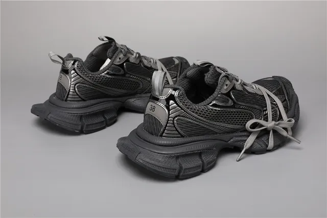 Chaussures chunky noires et grises, upper en maille et panneaux synthétiques panelés, semelle en caoutchouc sculptée oversized 3