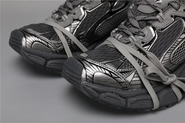 Chaussures chunky noires et grises, upper en maille et panneaux synthétiques panelés, semelle en caoutchouc sculptée oversized 4