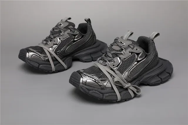 Chaussures chunky noires et grises, upper en maille et panneaux synthétiques panelés, semelle en caoutchouc sculptée oversized 5