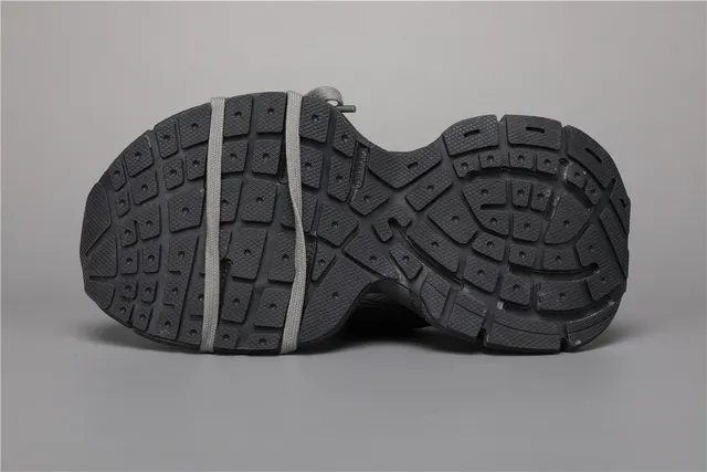 Chaussures chunky noires et grises, upper en maille et panneaux synthétiques panelés, semelle en caoutchouc sculptée oversized 6