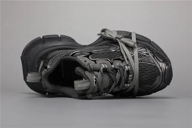 Chaussures chunky noires et grises, upper en maille et panneaux synthétiques panelés, semelle en caoutchouc sculptée oversized 7