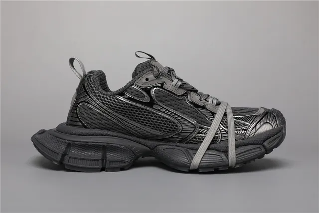 Chaussures chunky noires et grises, upper en maille et panneaux synthétiques panelés, semelle en caoutchouc sculptée oversized 8