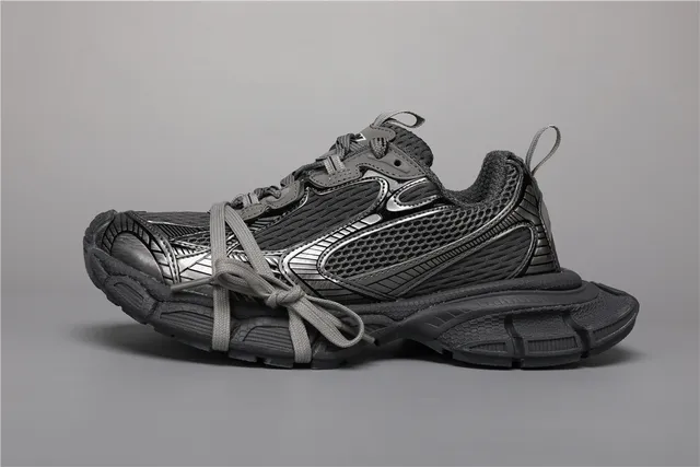 Chaussures chunky noires et grises, upper en maille et panneaux synthétiques panelés, semelle en caoutchouc sculptée oversized 9