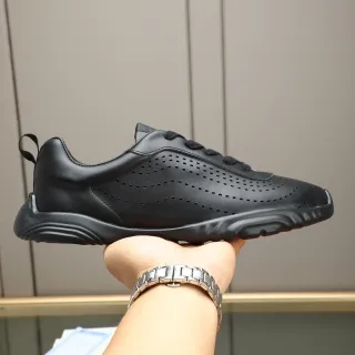 Tênis Lifestyle de Couro Preto Perfurado com Sola Esculpida