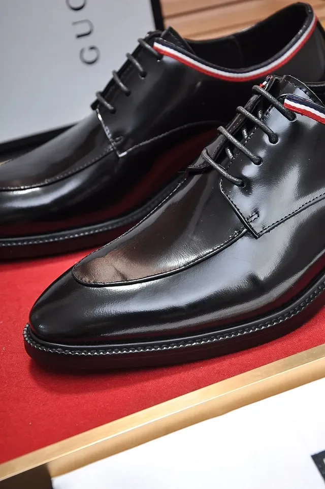 Sapatos Oxford de couro patentado preto e vermelho brilhante com bico de tapa 2