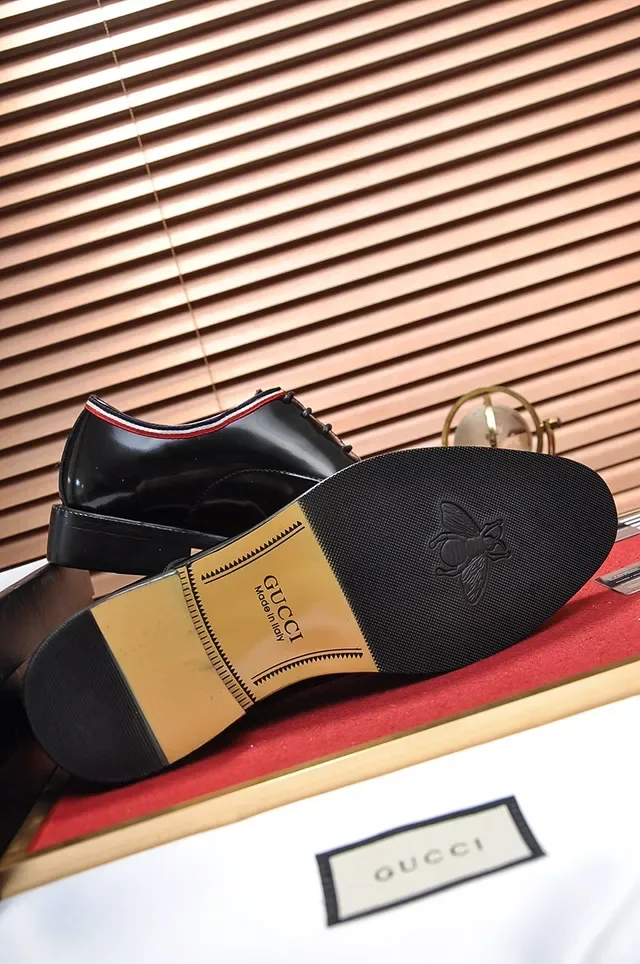 Sapatos Oxford de couro patentado preto e vermelho brilhante com bico de tapa 3