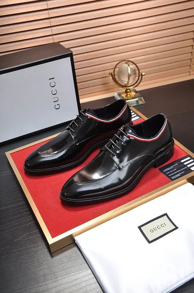 Sapatos Oxford de couro patentado preto e vermelho brilhante com bico de tapa 4
