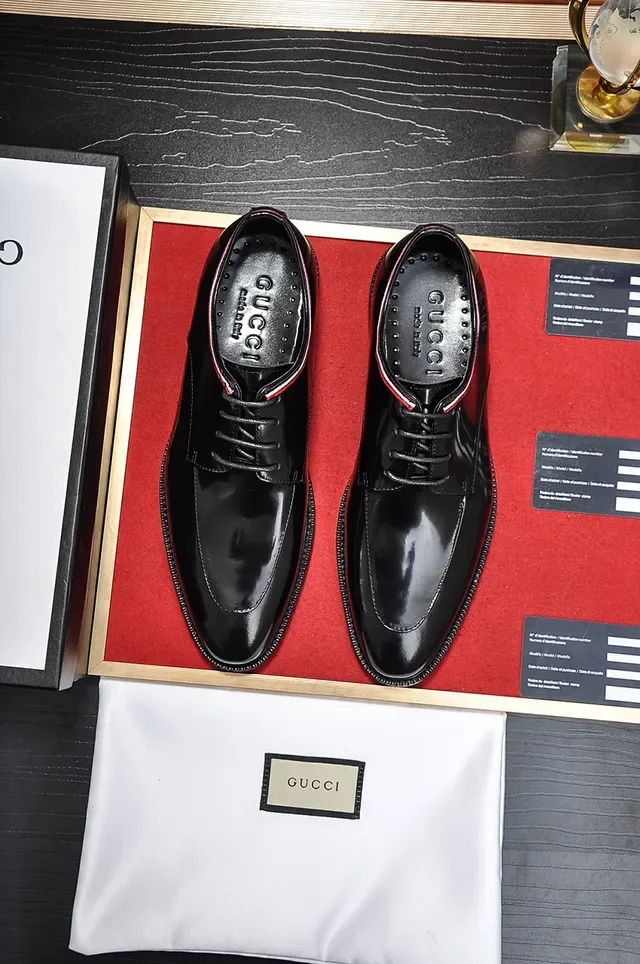 Sapatos Oxford de couro patentado preto e vermelho brilhante com bico de tapa 5