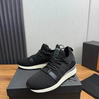 Zapatillas negras blancas de punto superior con detalle de correa sintética