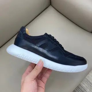 حذاء رياضي أسود وأبيض من الجلد والشبك مع upper نحتي midsole نحتي