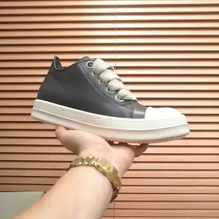 Sneakers com parte superior de couro preto e branco e sola de plataforma
