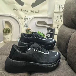 Tênis lifestyle preto branco monocromático com upper de malha