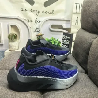 Tênis lifestyle com upper em malha azul e preto e midsole esculpido