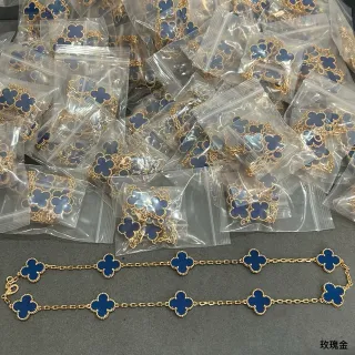 Collier à chaîne de ton doré avec pendentif trèfle émaillé bleu