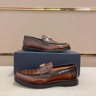 Loafer cuir marron noir poli avec embossage crocodile sur sangle