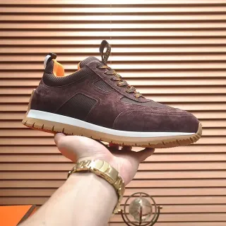 Sneakers avec upper hybride suede-mesh marron-orange, semelle layered blanche et gomme
