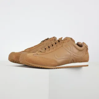 Tênis lifestyle marrom branco em couro e suede superior costurado com motivo abstrato