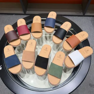 Brunello Cucinelli Single-Strap Leather Slippers
