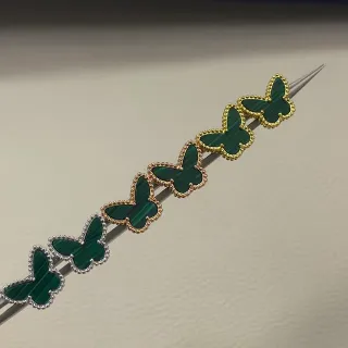Bracelete com motivo de borboleta, inlay de malaquita e borda de contas