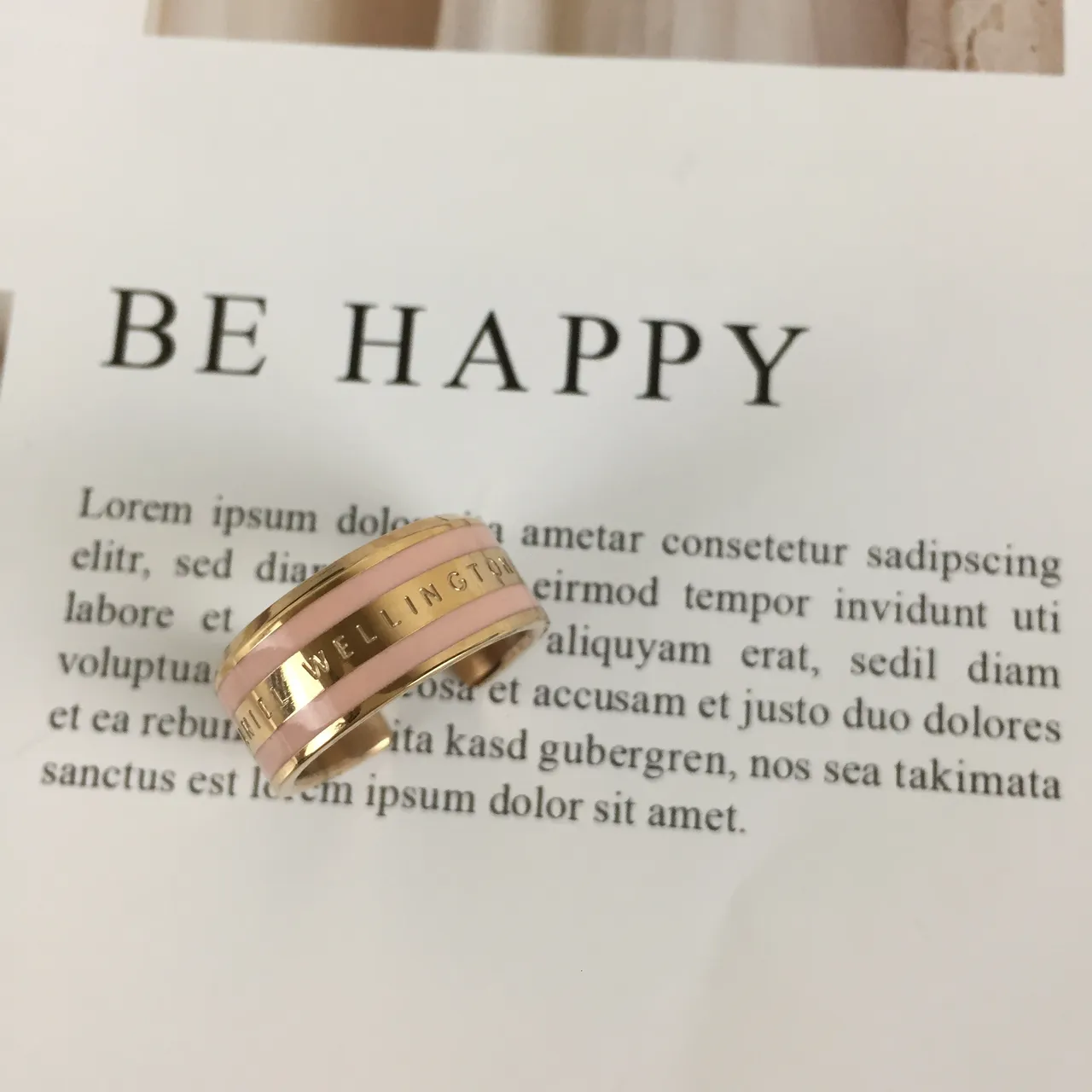 Daniel Wellington Bague Classique Émail Rose et Or 4