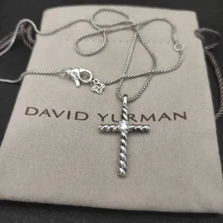 David Yurman Cable Cross قلادة فضية ملتوية